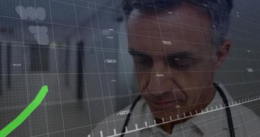 Kafkas erkek doktor üzerinde veri işleme animasyonu. Küresel tıp, bağlantılar, hesaplama ve veri işleme kavramı dijital olarak oluşturulmuş video.