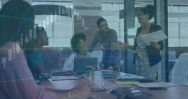 Ofisteki çeşitli iş adamları üzerinde finansal veri işleme animasyonu. Küresel finans, iş, bağlantılar, hesaplama ve veri işleme kavramı dijital olarak oluşturulmuş video.