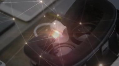 Elektronik cihazların arka planında parlayan noktalarla ağ od bağlantılarının animasyonu. Küresel finans, iş, bağlantılar, hesaplama ve veri işleme kavramı dijital olarak oluşturulmuş video.