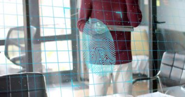 Afrika kökenli Amerikalı iş adamının üzerinde asma kilit simgeleri ve biyometrik parmak canlandırması. Küresel finans, iş, bağlantılar, hesaplama ve veri işleme kavramı dijital olarak oluşturulmuş video.