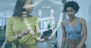 Ofisteki çeşitli iş adamları üzerinde asma kilit ve veri işleme animasyonu. Küresel siber güvenlik, iş, bağlantılar, hesaplama ve veri işleme kavramı dijital olarak oluşturulmuş video.