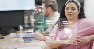 Muhtelif meslektaşların ofiste toplanmasıyla ilgili veri işleme animasyonu. İş, iletişim, teknoloji, bilgisayar ve dijital arayüz kavramı dijital olarak oluşturulmuş video.