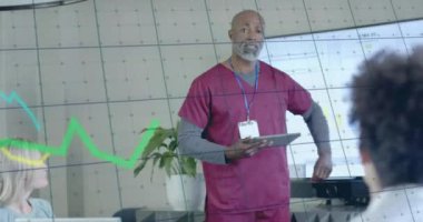 Ofisteki çeşitli doktorların veri işleme animasyonları. Küresel tıp, işletme, bağlantılar, hesaplama ve veri işleme kavramı dijital olarak oluşturulmuş video.