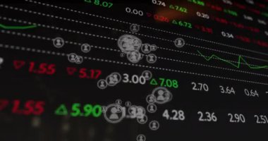 Siyah arkaplandaki insanların ikonları üzerinden finansal veri işleme animasyonu. Küresel finans, iş, bağlantılar, hesaplama ve veri işleme kavramı dijital olarak oluşturulmuş video.