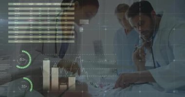 Çeşitli doktorlar üzerinde finansal veri işleme animasyonu. Küresel tıp, işletme, bağlantılar, hesaplama ve veri işleme kavramı dijital olarak oluşturulmuş video.
