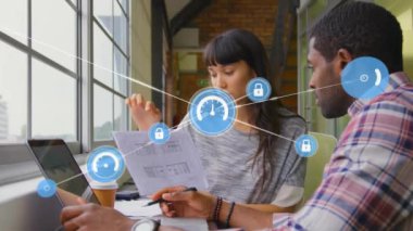 Çeşitli iş adamlarının iş hakkında konuştuğu simgelerle bağlantı ağının animasyonu. Küresel iş ve dijital arayüz kavramı, dijital olarak oluşturulmuş video.