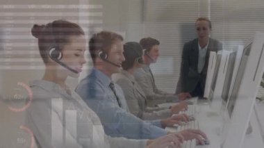 Telefon kulaklığı olan çeşitli iş adamları üzerinde finansal veri işleme animasyonu. Küresel finans, iş, bağlantılar, hesaplama ve veri işleme kavramı dijital olarak oluşturulmuş video.