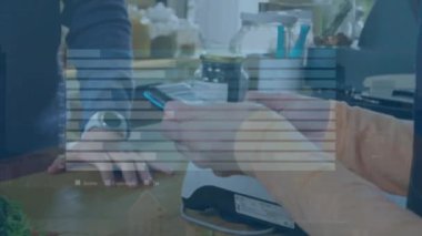 Kafkasyalı bir adamın kadın esnafa akıllı telefonlu havuçlar için para ödemesi üzerine veri işleme animasyonu. Ağ, veri, iş, finans, dijital arayüz ve iletişim, dijital olarak oluşturulmuş video.