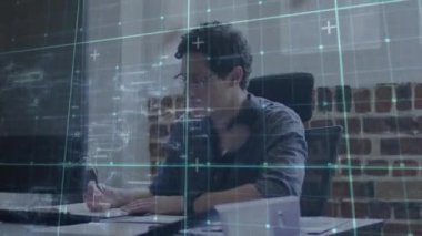 Kafkas işadamının ofisindeki finansal veri işleme animasyonu. Küresel finans, iş, bağlantılar, hesaplama ve veri işleme kavramı dijital olarak oluşturulmuş video.