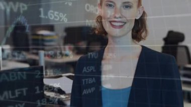 Ofisteki gülümseyen beyaz iş kadını üzerine finansal veri işleme animasyonu. Küresel finans, iş, bağlantılar, hesaplama ve veri işleme kavramı dijital olarak oluşturulmuş video.