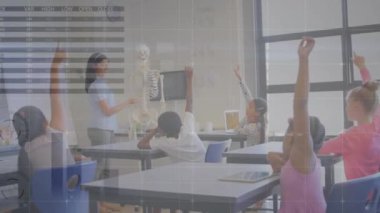 Sınıftaki çeşitli okul çocukları üzerinde istatistik ve veri işleme animasyonu. Küresel eğitim, işletme, bağlantılar, hesaplama ve veri işleme kavramı dijital olarak oluşturulmuş video.
