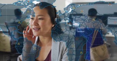 Asyalı iş kadınının ofisinde veri işleme animasyonu. Küresel finans, iş, bağlantılar, hesaplama ve veri işleme kavramı dijital olarak oluşturulmuş video.