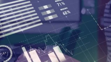 Bilgisayar kullanan beyaz öğrencilerin finansal veri işleme animasyonları. Küresel eğitim, işletme, bağlantılar, hesaplama ve veri işleme kavramı dijital olarak oluşturulmuş video.