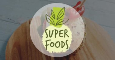 Süper yiyeceklerin animasyonu. Üstü kırmızı biberli sağlıklı dolgulu rulo üzerine yazı ve logo. Gıda, yemek pişirme, sağlıklı yaşam tarzı, organik üretim ve ekoloji dijital olarak üretilen video.