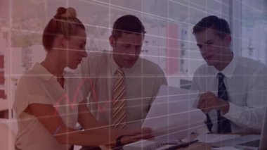 Ofisteki çeşitli iş adamları üzerinde finansal veri işleme animasyonu. Küresel finans, iş, bağlantılar, hesaplama ve veri işleme kavramı dijital olarak oluşturulmuş video.