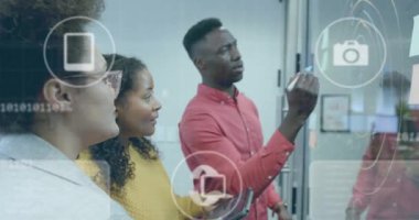 Ofisteki çeşitli iş adamları üzerinde ikonlar ve veri işleme animasyonları. Küresel finans, iş, bağlantılar, hesaplama ve veri işleme kavramı dijital olarak oluşturulmuş video.