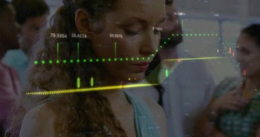 Ofisteki çeşitli erkek ve kadın meslektaşlar üzerinde finansal veri işleme animasyonu. Küresel iş, finans, bilgisayar ve dijital arayüz kavramı dijital olarak oluşturulmuş video.