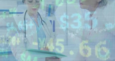 Çeşitli doktorlar üzerinde finansal veri işleme animasyonu. Küresel tıp, işletme, bağlantılar, hesaplama ve veri işleme kavramı dijital olarak oluşturulmuş video.