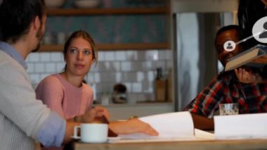 Çeşitli iş adamlarının iş hakkında konuştuğu simgelerle bağlantı ağının animasyonu. Küresel iş ve dijital arayüz kavramı, dijital olarak oluşturulmuş video.