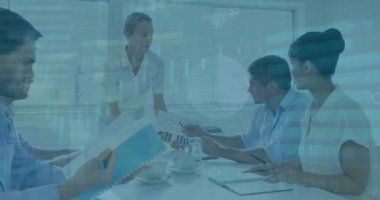 Muhtelif meslektaşların ofiste toplanması üzerine finansal veri işleme animasyonu. Küresel iş, finans, bilgisayar, iletişim ve dijital arayüz kavramı dijital olarak oluşturulmuş video.