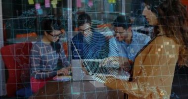 Ofiste iş tartışan çeşitli iş adamlarının üzerinde dünya haritası ve parmak izi animasyonu. Küresel iş ve dijital arayüz kavramı, dijital olarak oluşturulmuş video.