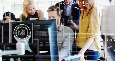 Çeşitli iş adamlarının iş tartışmalarında veri işleme animasyonu. Küresel iş ve dijital arayüz kavramı, dijital olarak oluşturulmuş video.