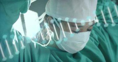 Hastanedeki çeşitli cerrahların üzerinde DNA iplikçikleri var. Küresel tıp, sağlık, bağlantılar, hesaplama ve veri işleme kavramı dijital olarak oluşturulmuş video.