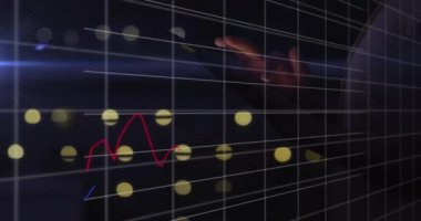 Tablet kullanan Kafkas iş kadınının elinde finansal veri işleme animasyonu. Küresel finans, iş, bağlantılar, hesaplama ve veri işleme kavramı dijital olarak oluşturulmuş video.