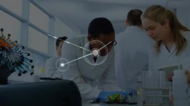 Laboratuvarda örnek alan çeşitli kadın bilim adamları üzerindeki bağlantı ağının animasyonu. Bilim, teknoloji ve dijital arayüz kavramı, dijital olarak üretilen video.