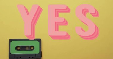 Sarı arkaplandaki bant üzerinden evet mesajının animasyonu. Teknoloji, retro ve müzik konsepti, dijital olarak üretilen video.