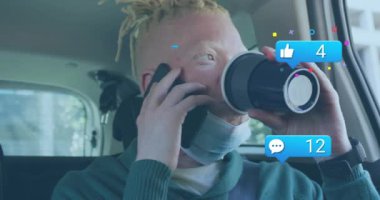 Akıllı telefon kullanan Afrikalı Amerikalı albino bir adamın sosyal medya veri işleme animasyonu. Dijital olarak oluşturulmuş küresel sosyal medya, bağlantılar, hesaplama ve veri işleme kavramı.