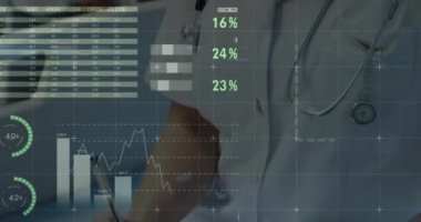 Beyaz kadın doktor üzerinden finansal veri işleme animasyonu. Küresel tıp, işletme, bağlantılar, hesaplama ve veri işleme kavramı dijital olarak oluşturulmuş video.