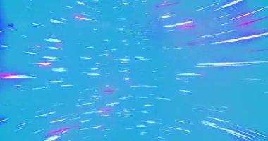 Mavi arka planda hareket eden ışık izlerinin animasyonu. Renkler, şekiller, hareket ve dijital arayüz konsepti dijital olarak oluşturulmuş video.