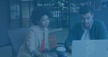 Ofisteki çeşitli iş adamları üzerinde finansal veri işleme animasyonu. Küresel finans, iş, bağlantılar, hesaplama ve veri işleme kavramı dijital olarak oluşturulmuş video.