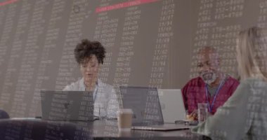 Ofisteki çeşitli iş adamları üzerinde finansal veri işleme animasyonu. Küresel finans, iş, bağlantılar, hesaplama ve veri işleme kavramı dijital olarak oluşturulmuş video.