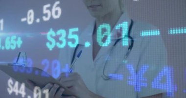 Kafkasyalı kadın doktorun hastanedeki finansal veri işleme animasyonu. Küresel tıp, işletme, bağlantılar, hesaplama ve veri işleme kavramı dijital olarak oluşturulmuş video.