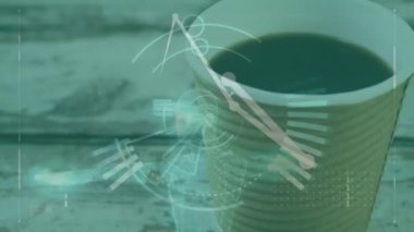 Yeşil arka planda bir fincan kahve eşliğinde finansal veri işleme animasyonu. Küresel finans, iş, bağlantılar, hesaplama ve veri işleme kavramı dijital olarak oluşturulmuş video.