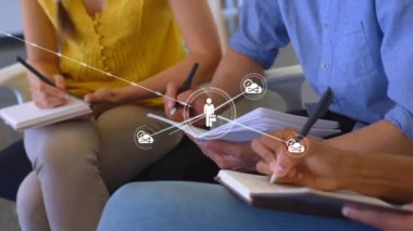 Ofiste not tutan çeşitli iş adamlarıyla olan bağlantıların animasyonu. Küresel iş ve dijital arayüz kavramı, dijital olarak oluşturulmuş video.