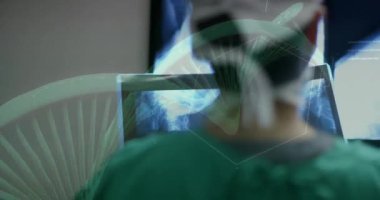 Hastanedeki Asyalı kadın cerrahın veri işleme animasyonu. Küresel tıp, sağlık, bağlantılar, hesaplama ve veri işleme kavramı dijital olarak oluşturulmuş video.