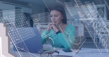 Masada dizüstü bilgisayar kullanan melez bir kadının veri işleme animasyonu. Yaşam tarzı, ev hayatı, iletişim, bilgisayar ve dijital arayüz kavramı dijital olarak oluşturuldu.