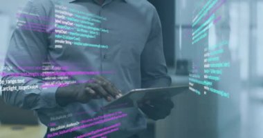 Afro-Amerikan iş adamının tablet kullanarak veri işleme animasyonu. İş, iletişim, teknoloji, bilgisayar ve dijital arayüz kavramı dijital olarak oluşturulmuş video.