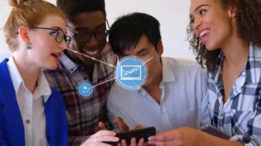 Akıllı telefon kullanan farklı iş adamlarının simgeleriyle bağlantı ağının animasyonu. Küresel iş ve dijital arayüz kavramı, dijital olarak oluşturulmuş video.