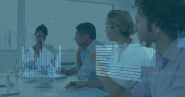 Muhtelif meslektaşların ofiste toplanması üzerine finansal veri işleme animasyonu. Küresel iş, finans, bilgisayar, iletişim ve dijital arayüz kavramı dijital olarak oluşturulmuş video.