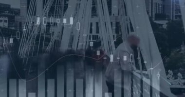 Şehir manzarası üzerindeki veri işleme ve diyagramların animasyonu ve yürüyen insanlar. Küresel iş ve dijital arayüz kavramı, dijital olarak oluşturulmuş video.