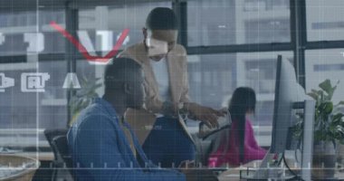 Ofisteki çeşitli iş adamları üzerinde finansal veri işleme animasyonu. Küresel finans, iş, bağlantılar, hesaplama ve veri işleme kavramı dijital olarak oluşturulmuş video.