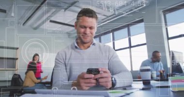 Ofisteki çeşitli iş adamları üzerinde finansal veri işleme animasyonu. Küresel finans, iş, bağlantılar, hesaplama ve veri işleme kavramı dijital olarak oluşturulmuş video.