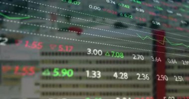 Şehir manzarası üzerinde finansal veri işleme animasyonu. Küresel finans, iş, bağlantılar, hesaplama ve veri işleme kavramı dijital olarak oluşturulmuş video.