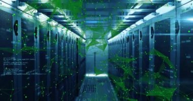 Sunucu odasında şekil ve veri işleme animasyonları. Küresel teknoloji ve dijital arayüz kavramı, dijital olarak oluşturulmuş video.