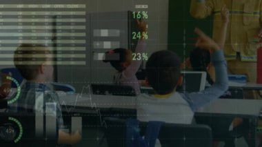 Sınıftaki çeşitli okul çocukları üzerinde istatistik ve veri işleme animasyonu. Küresel eğitim, işletme, bağlantılar, hesaplama ve veri işleme kavramı dijital olarak oluşturulmuş video.