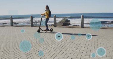 Deniz kenarında elektrikli scooter kullanan mutlu, melez bir kadının üstünde daireler çizerek 6 G metnin animasyonu. Ağ, dijital arayüz, bağlantı, ekoloji, ulaşım ve iletişim, dijital olarak oluşturulmuş video.